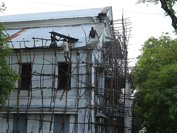 Batia Museum roof repair during the 2015 expedition. Ilot Madame, Sainte Marie, Madagascar.